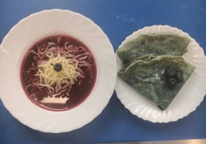 obiad- zupa jagodowa, niebieskie naleśniki
